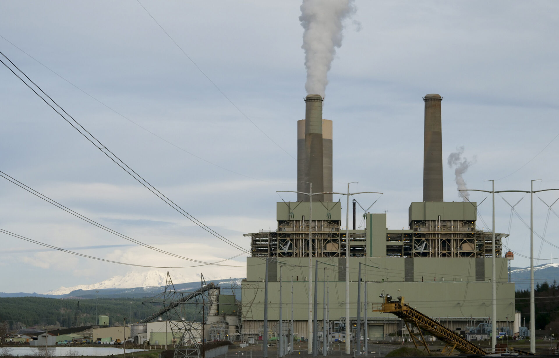 The TransAlta Centralia Generation station pictured on March 8, 2024. Mount Rainer is visible to the left of the plant. (Jeremy Long - WITF)